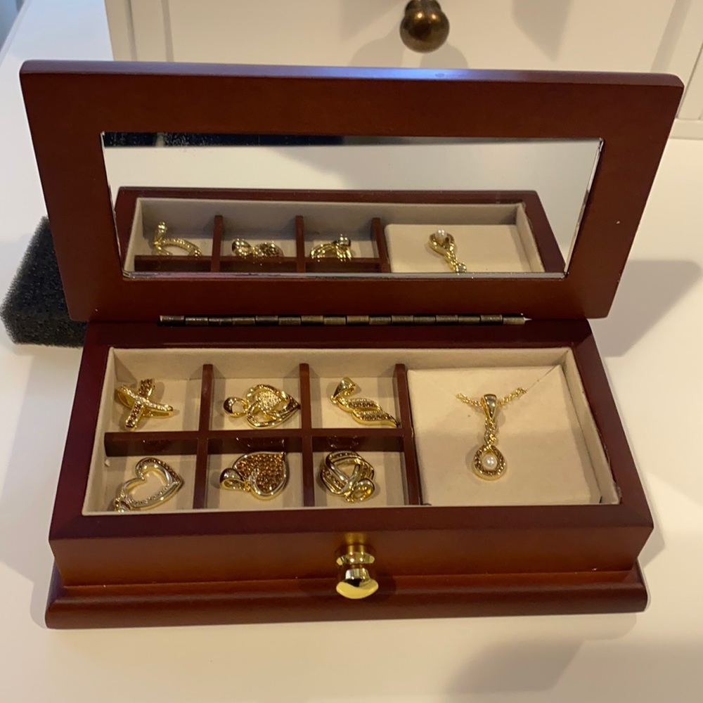 BRAND NEW necklace set